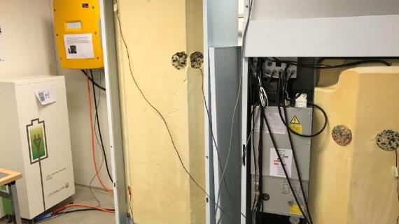 Forsøgsopstilling til lagring af solcellestrøm i enfamiliehus. Fra venstre ses lithium-ion-batterier, der kan lagre ca. 5 kWh el; derefter den gule lader/inverter og til højre varmepumpen med ekstra buffer-lager samt brugsvandstank. 